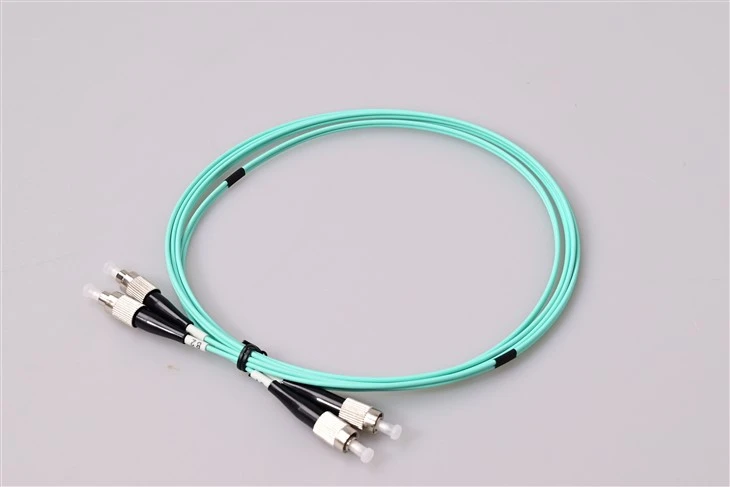 FC UPC do FC UPC OM3 Multimode Simplex patch kabel s navojnim metalnim kućištem