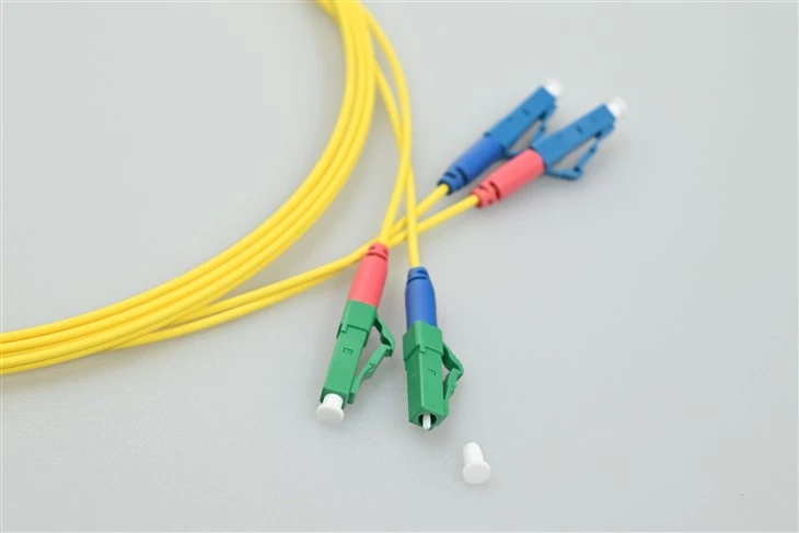 OPTIČKI PATCH CORD LC APC DO LC UPC DUPLEX