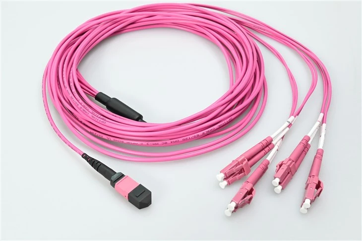 MTP na LC 8-Fiber OM4 Plenum Breakout kabl sa 0,35dB niskim gubitkom MTP konektorom